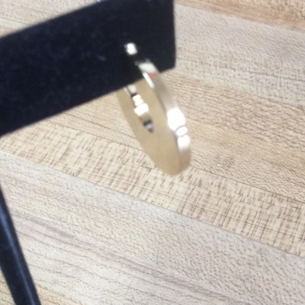 New Earring - Picture 3 of 5